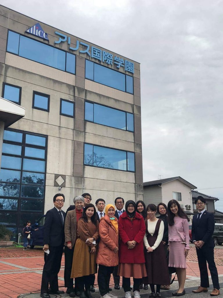 Asma Sacho Foto Bersama Mrs. Takezawa (owner Alice International College) beserta staff di depang gedung ALICE INTERNATIONAL COLLEGE